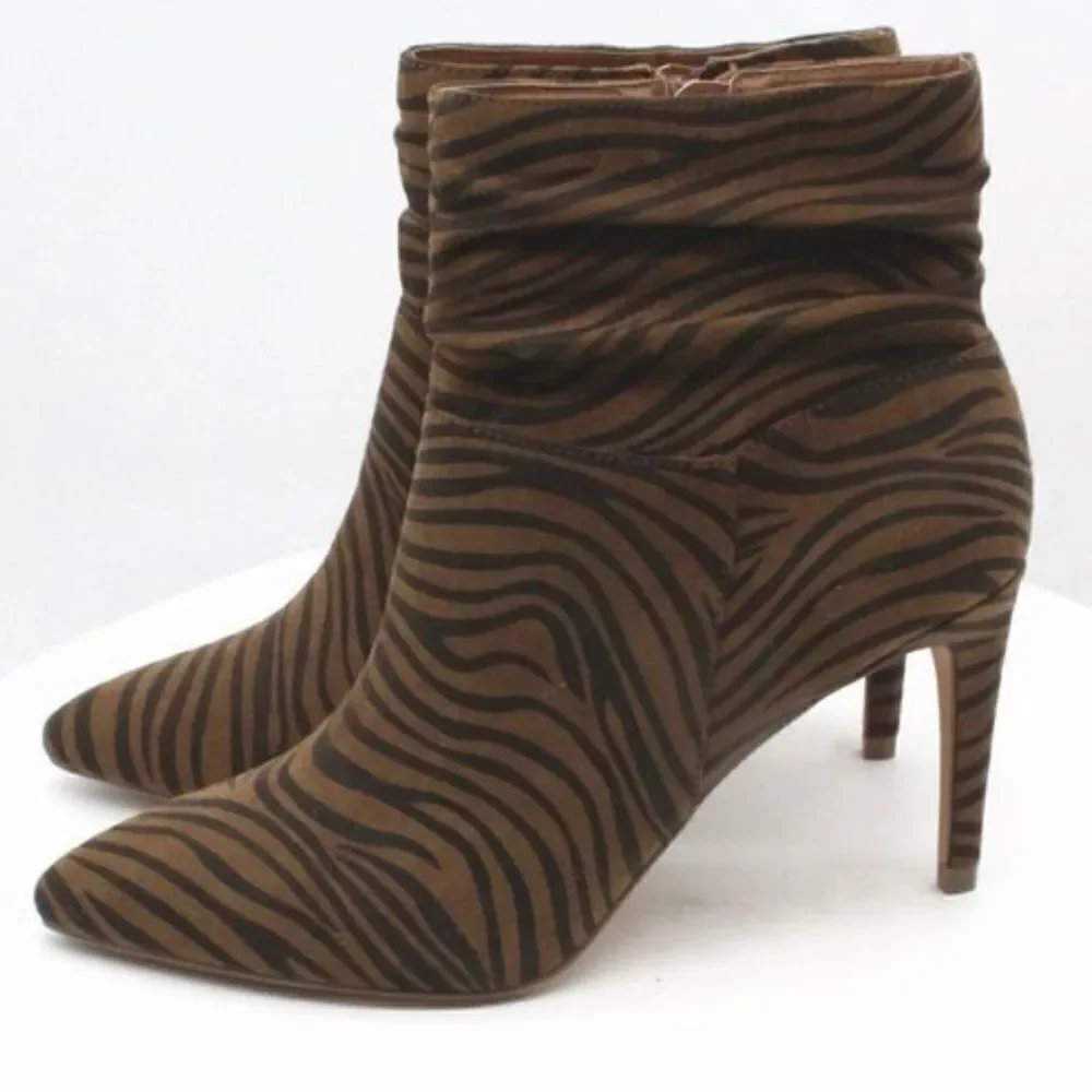 NWT XOXO Brown Black Zebra Print astillero Slouchy Pointed Toe Suede Ankle Boots
